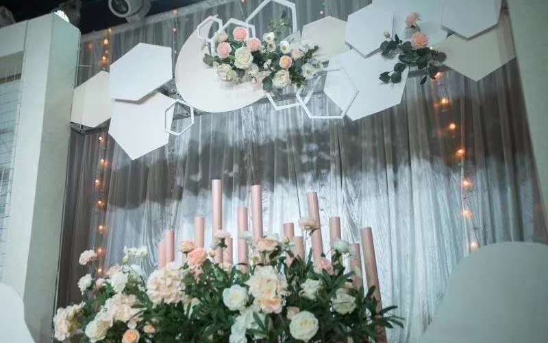 多层次花艺造型配合造型底板打造唯美小清新