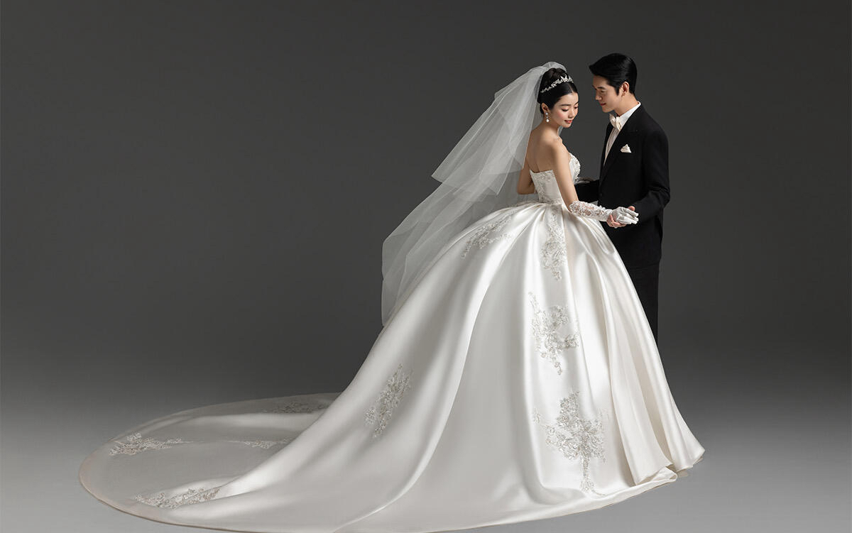 主纱婚纱照还得纯色背景拍！妥妥高级感～ 