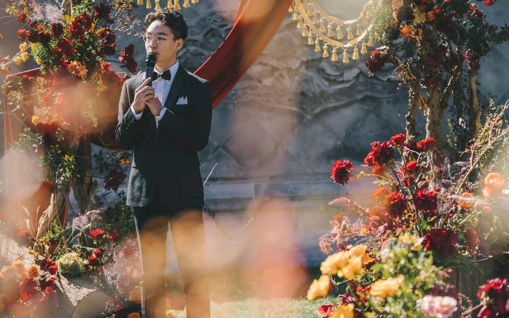 轻松自然主持风格，清新草坪婚礼