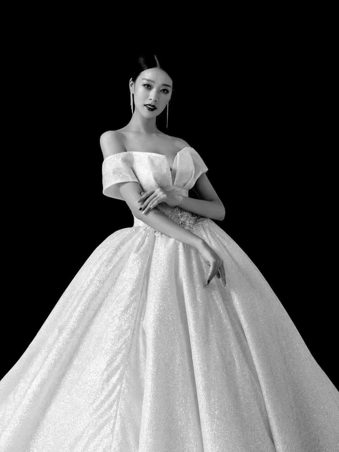 梦幻公主系列定制婚纱+礼服+总监化妆老师全程跟妆
