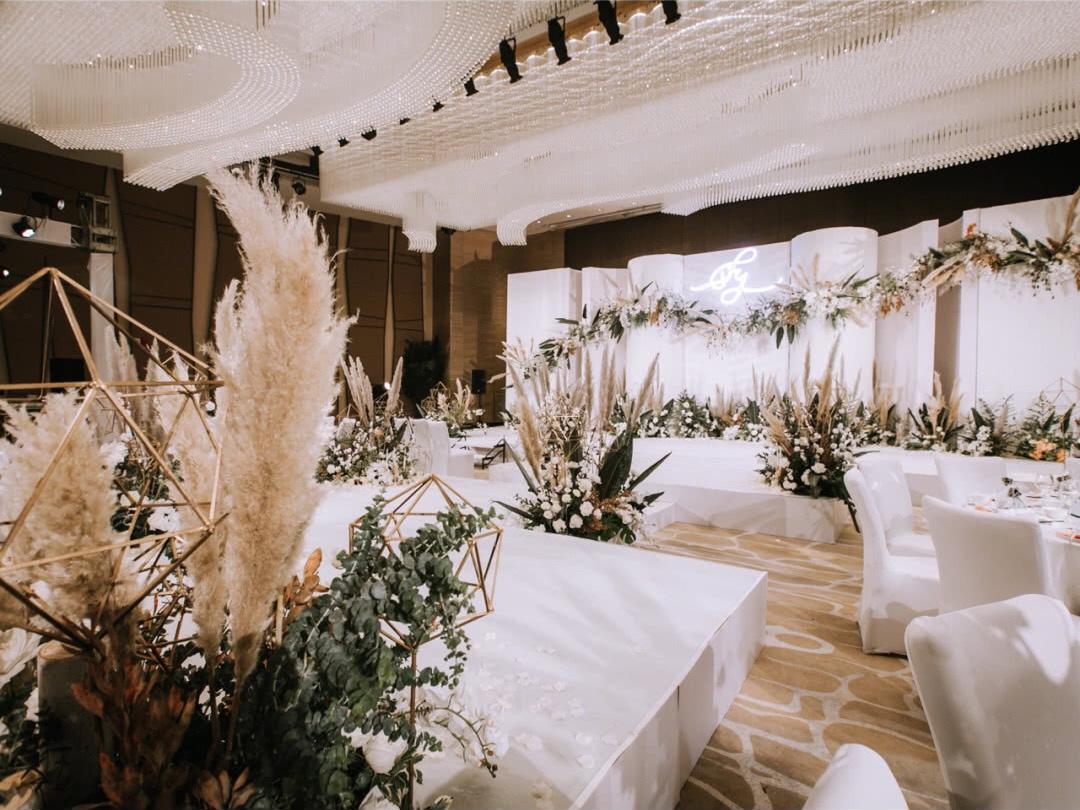 《壹合婚礼》韩式简约白 | 伴真花纯布置