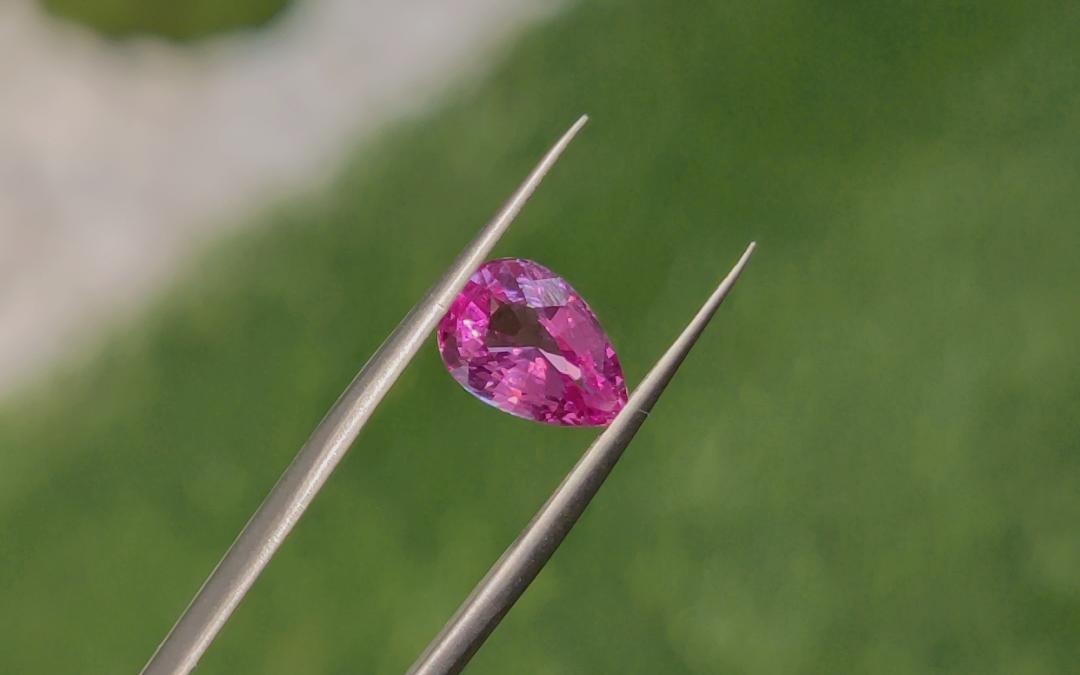 高品质全晶体粉色水滴形蓝宝石