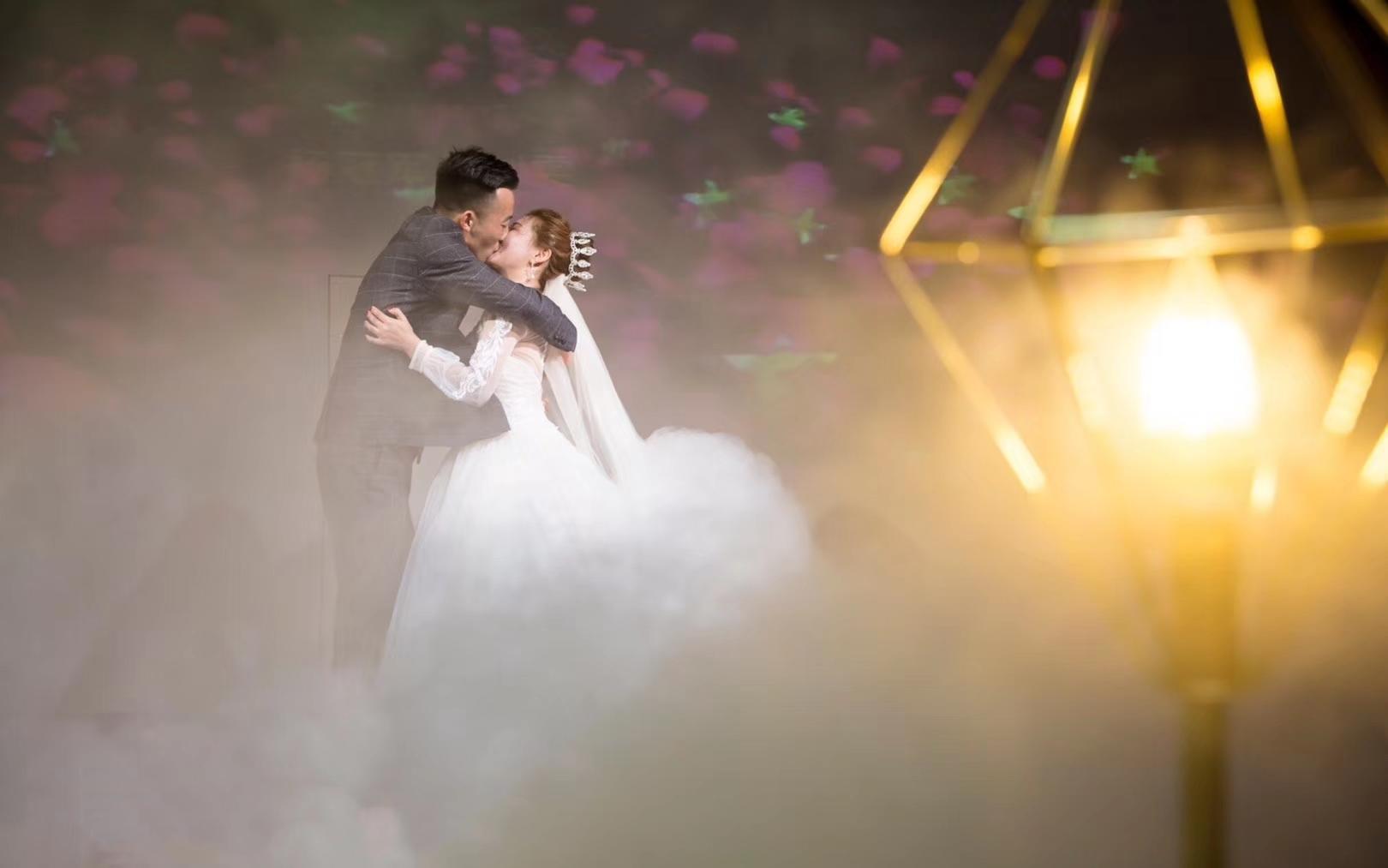 梓君婚纱礼服会馆穿最美的婚纱，嫁给最爱的人