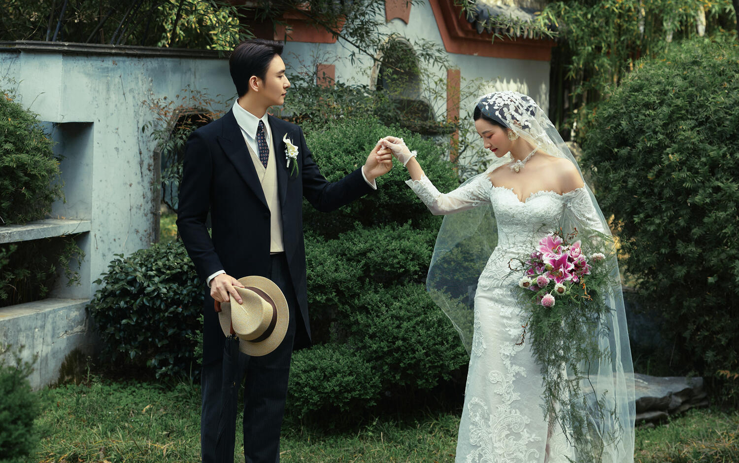 她站在光影下?美的很具體|復(fù)古園林婚紗照