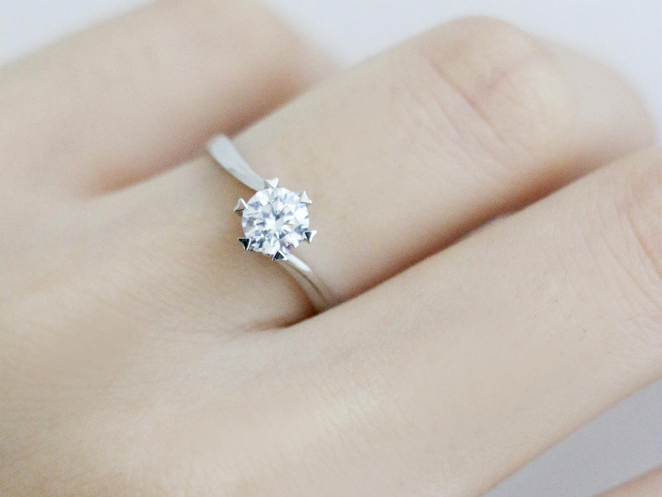 简约轻奢｜涓涓 纽臂心形爪钻戒