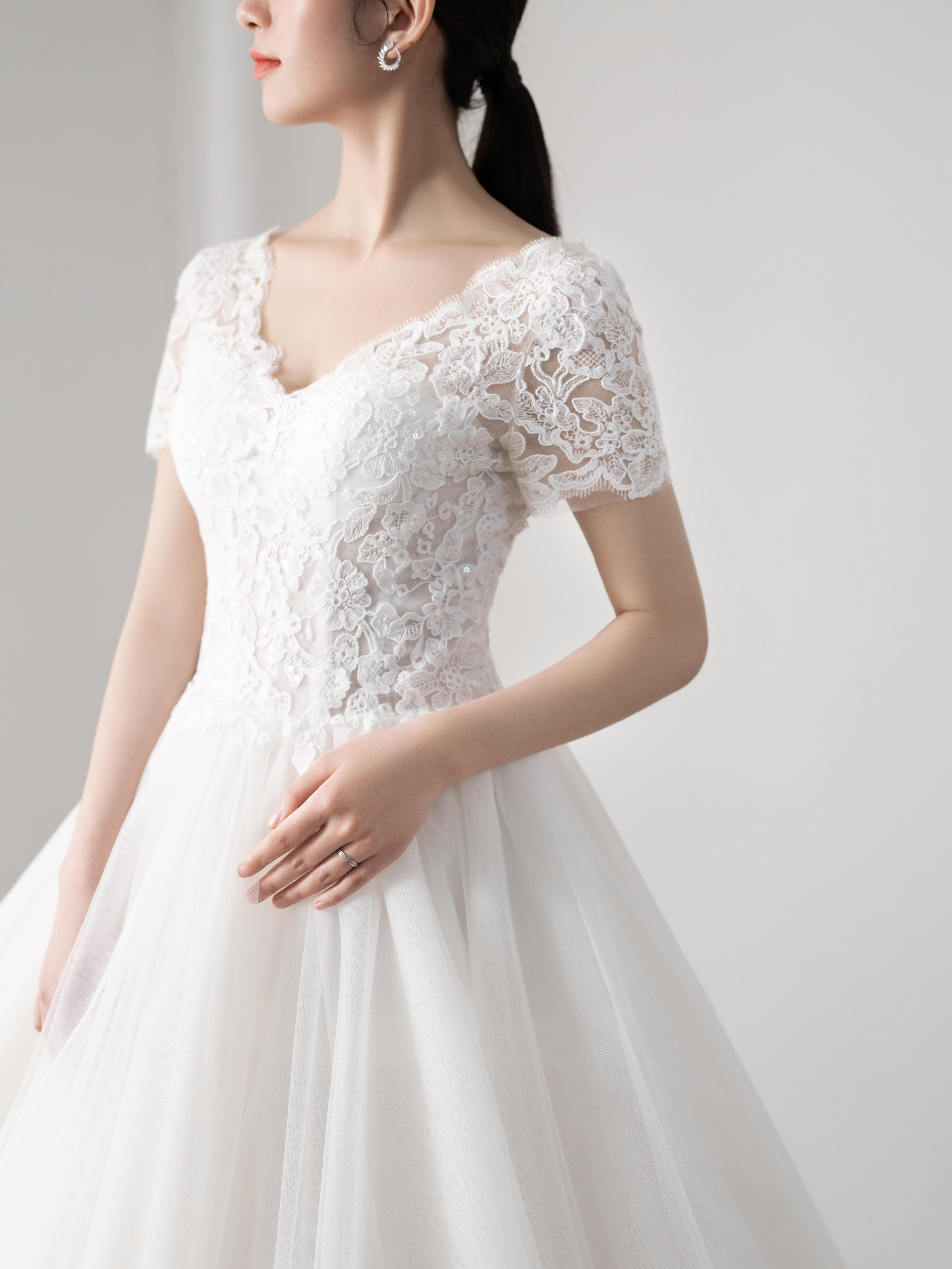 简约气质蕾丝V领小拖尾仪式纱＋中式嫁衣，超值套餐