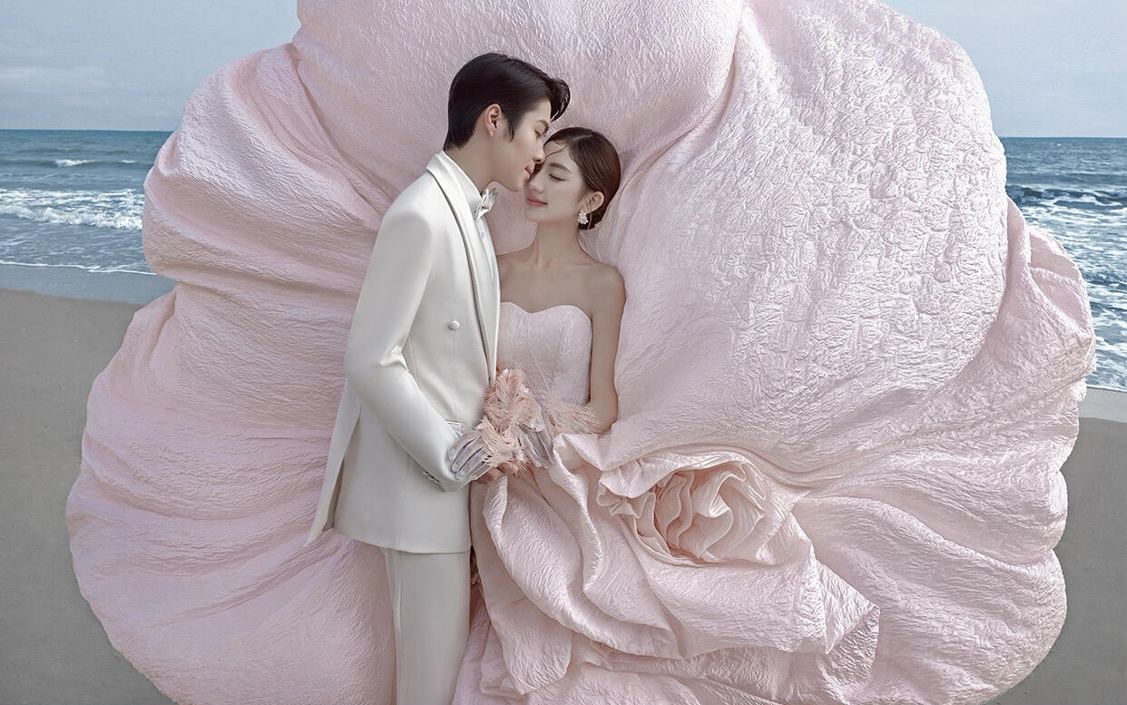 把粉色的云朵穿在身上