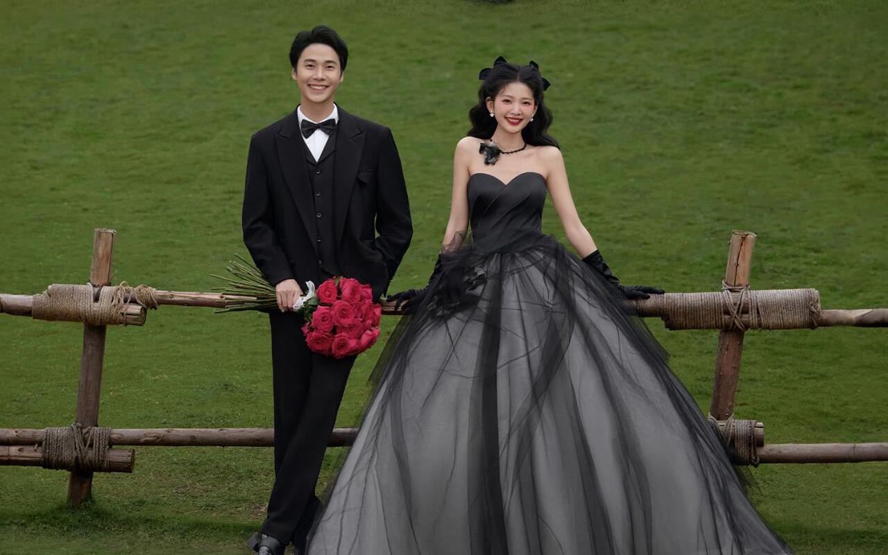 森林玫瑰 梦幻黑纱森系草坪婚纱照来啦