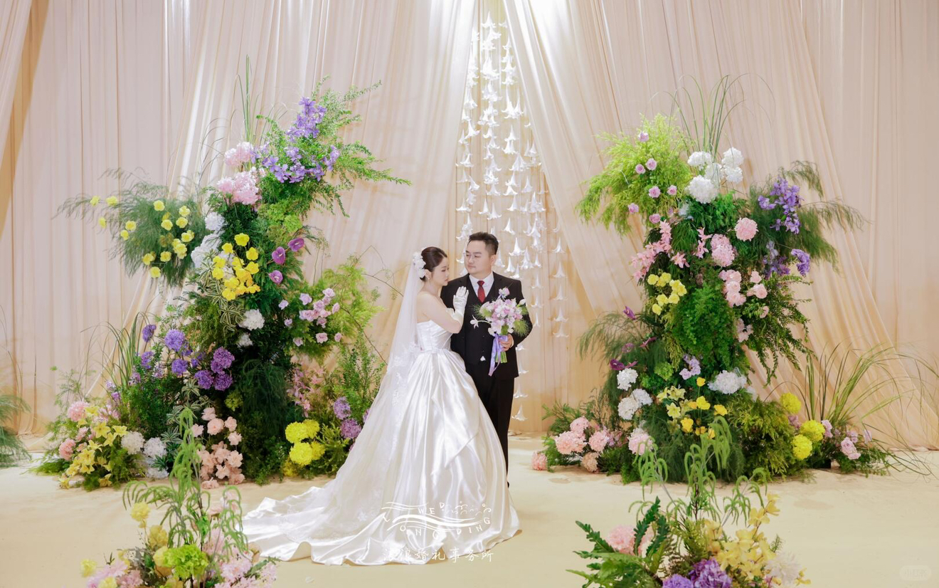 把春天揉进婚礼里｜紫黄粉撞色花艺现场