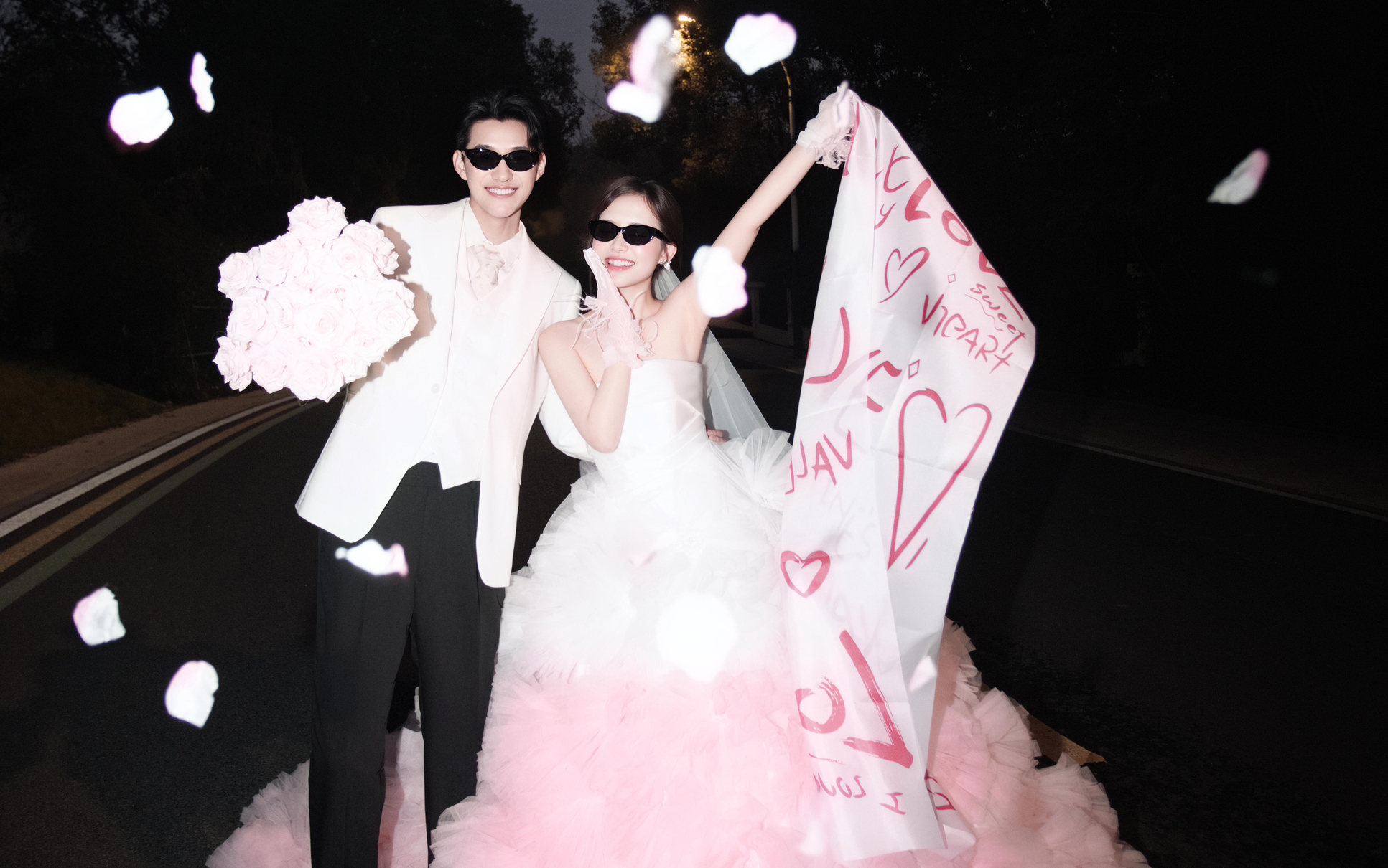 洒脱自由的夜景公路婚纱照｜不出片都难 