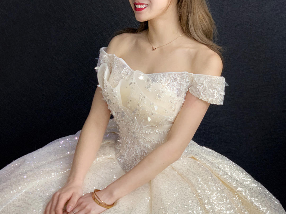 香槟金大拖尾，穿上它你就是最耀眼的女王