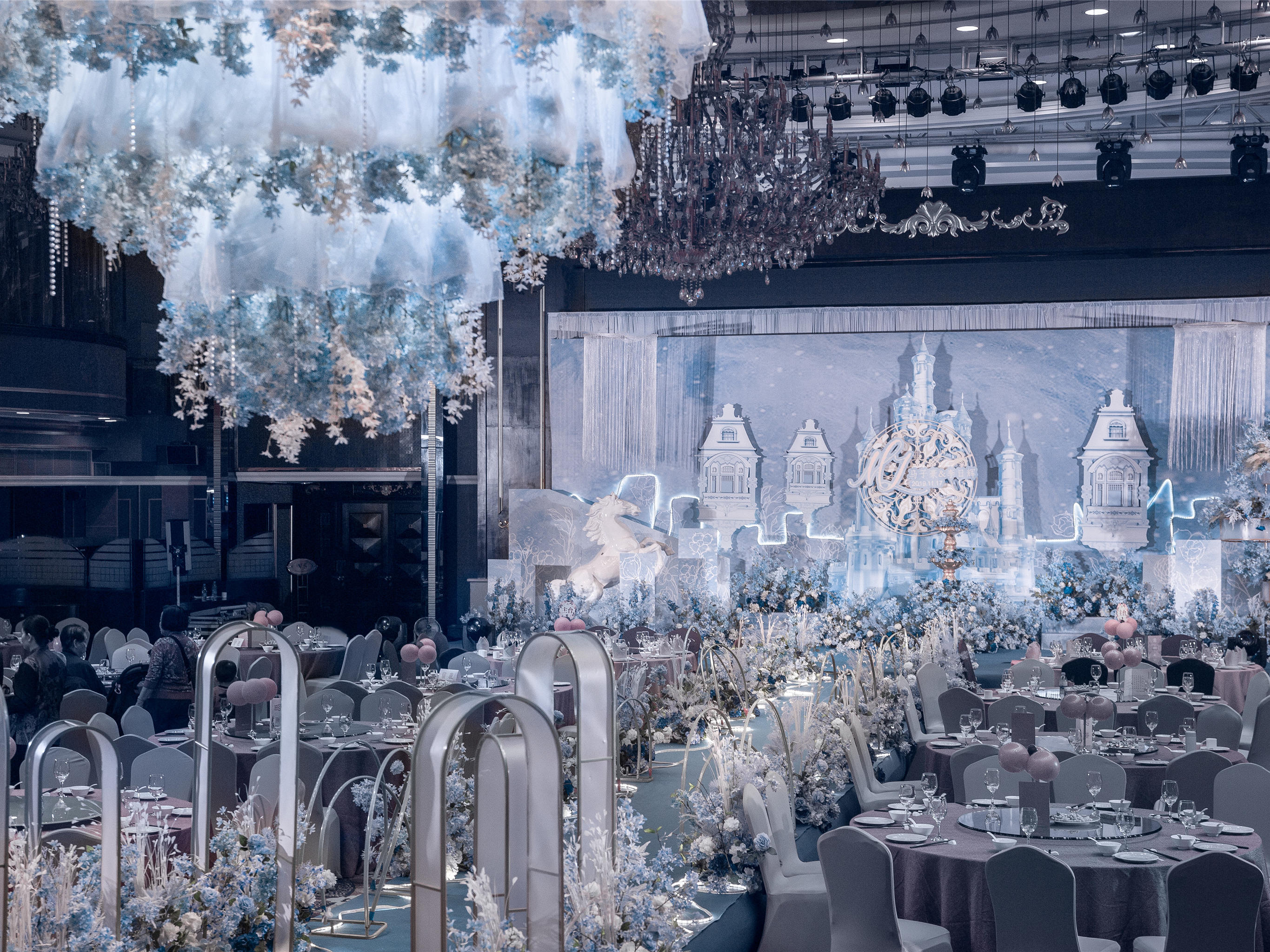 树洞婚礼 | 蓝白色+梦幻城堡+飞马