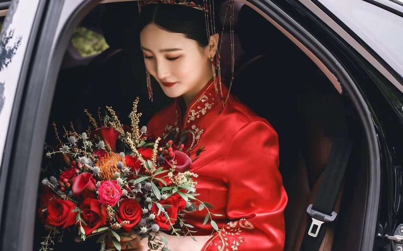 曼妮婚纱礼服馆新品秀禾上线