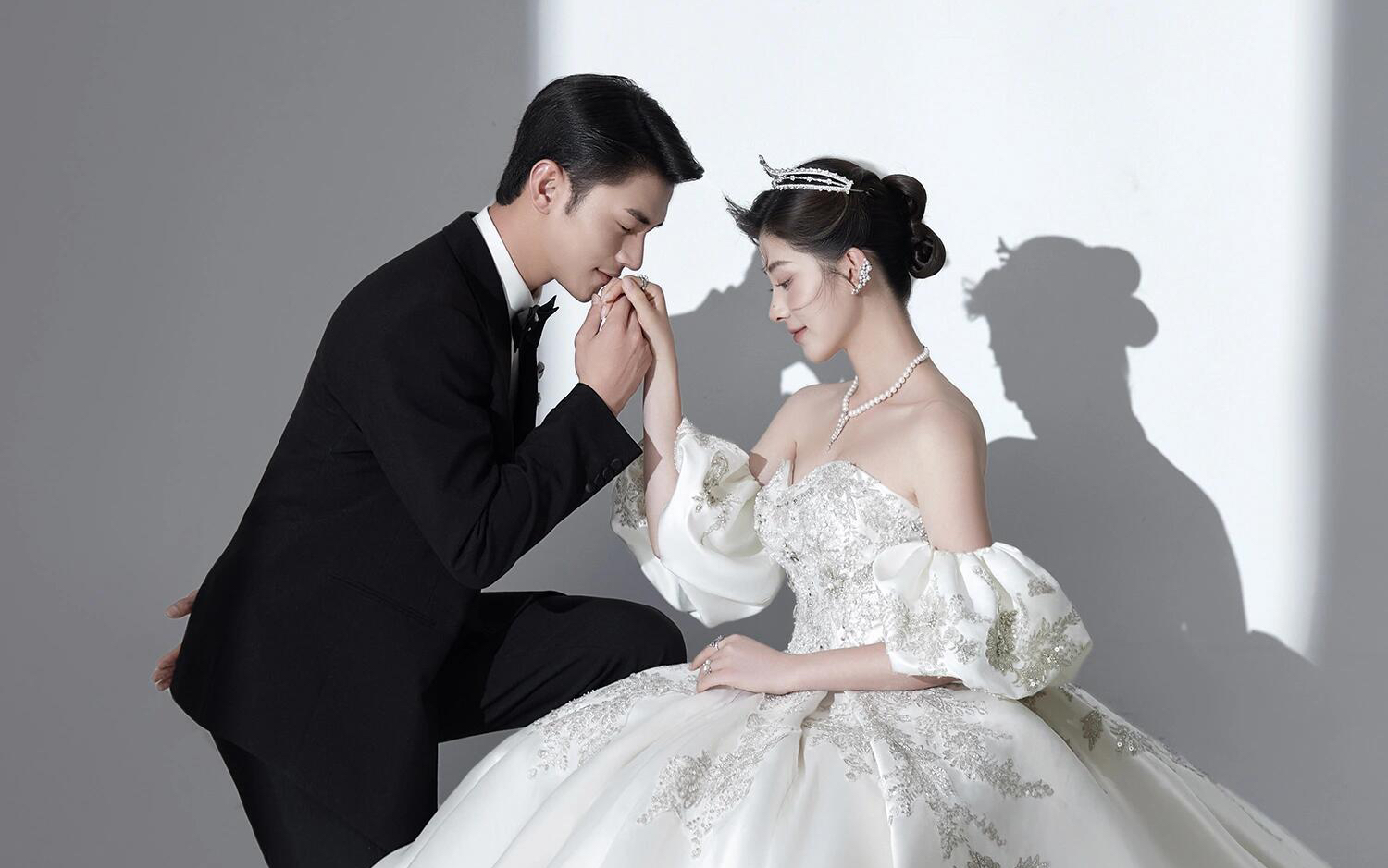 太爱这种高级感缎面简约光影婚纱照💫