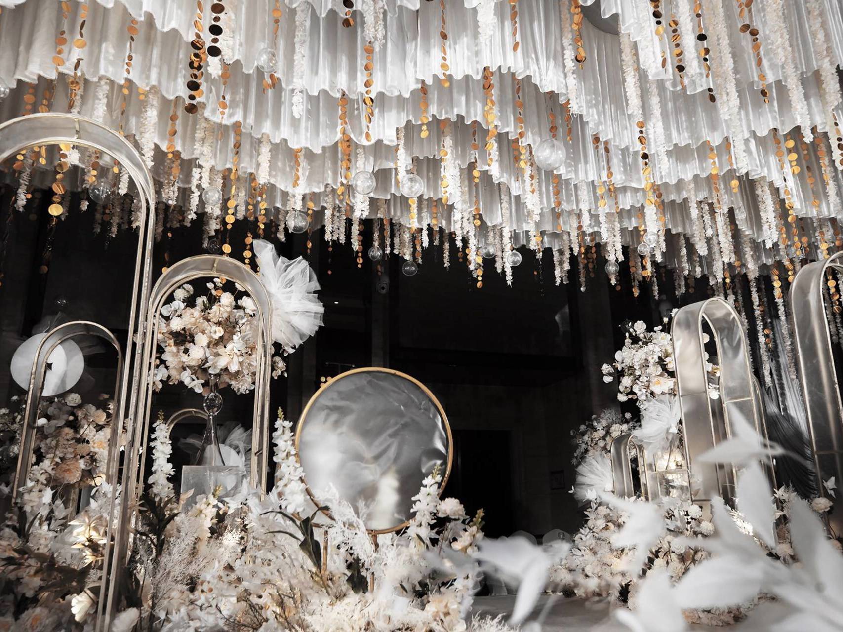   灰白色梦幻大气婚礼  