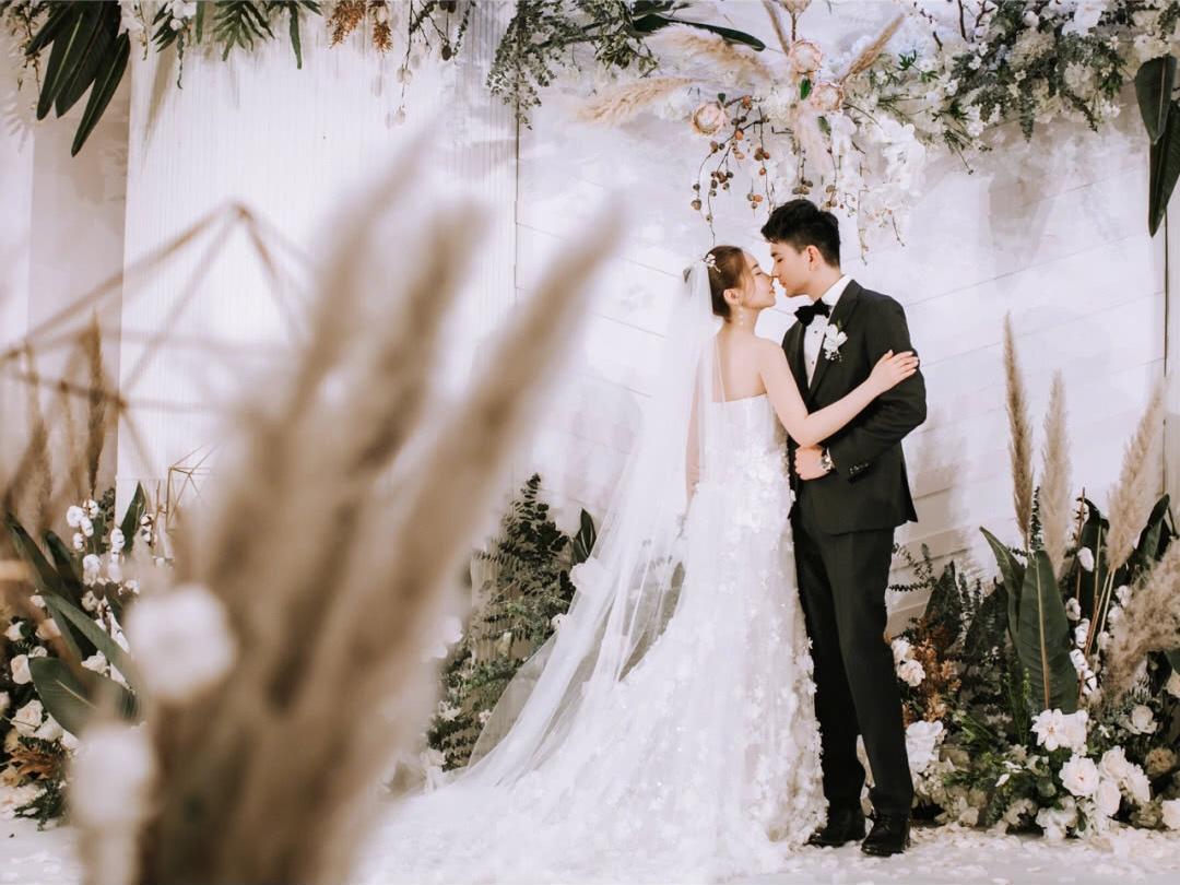 《壹合婚礼》韩式简约白 | 伴真花纯布置