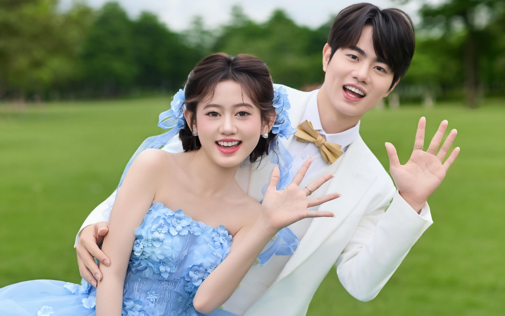 蓝纱映晴空，爱意落怀中