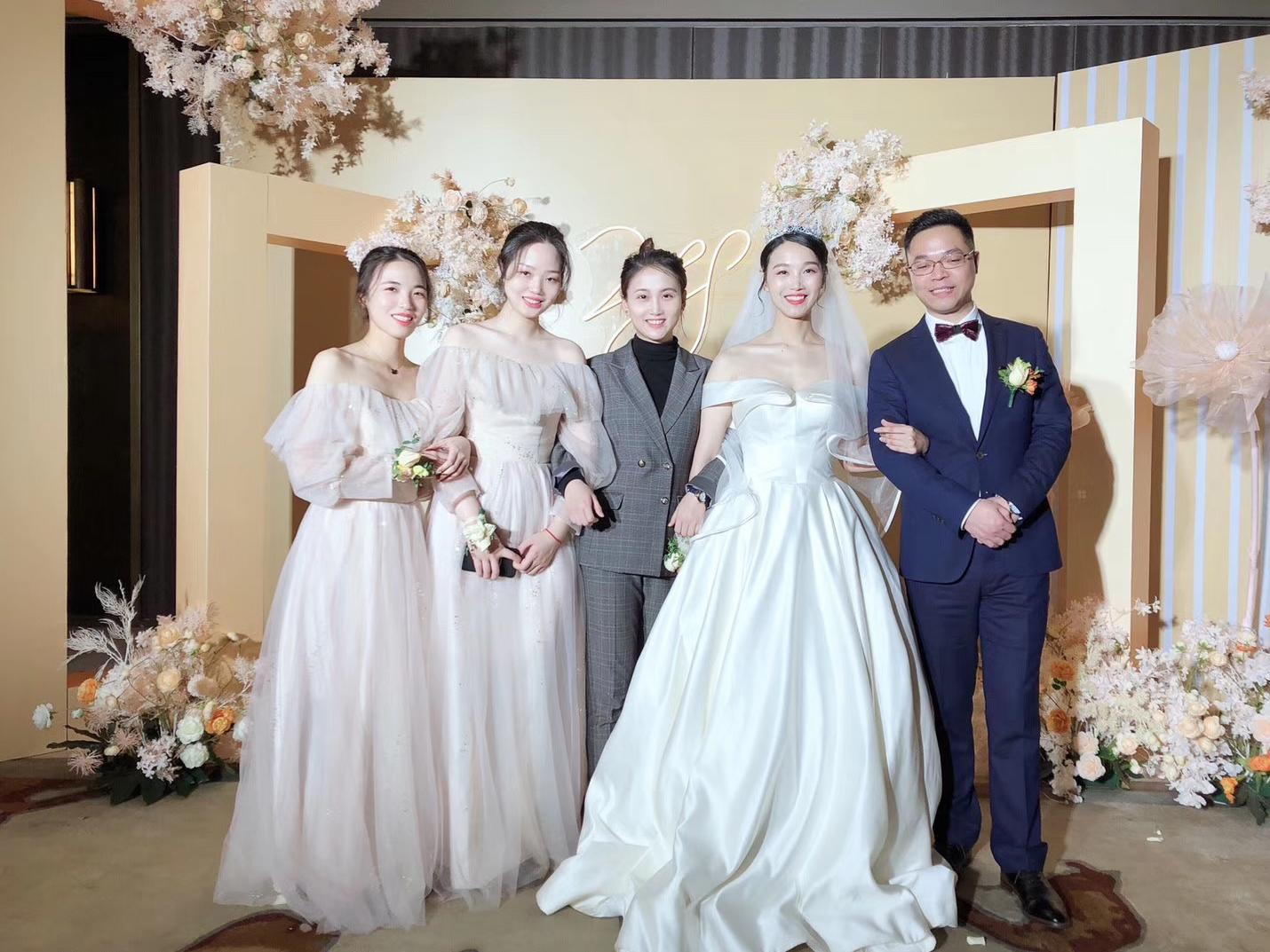 全天放心型管家一名+主持人+DJ+督导