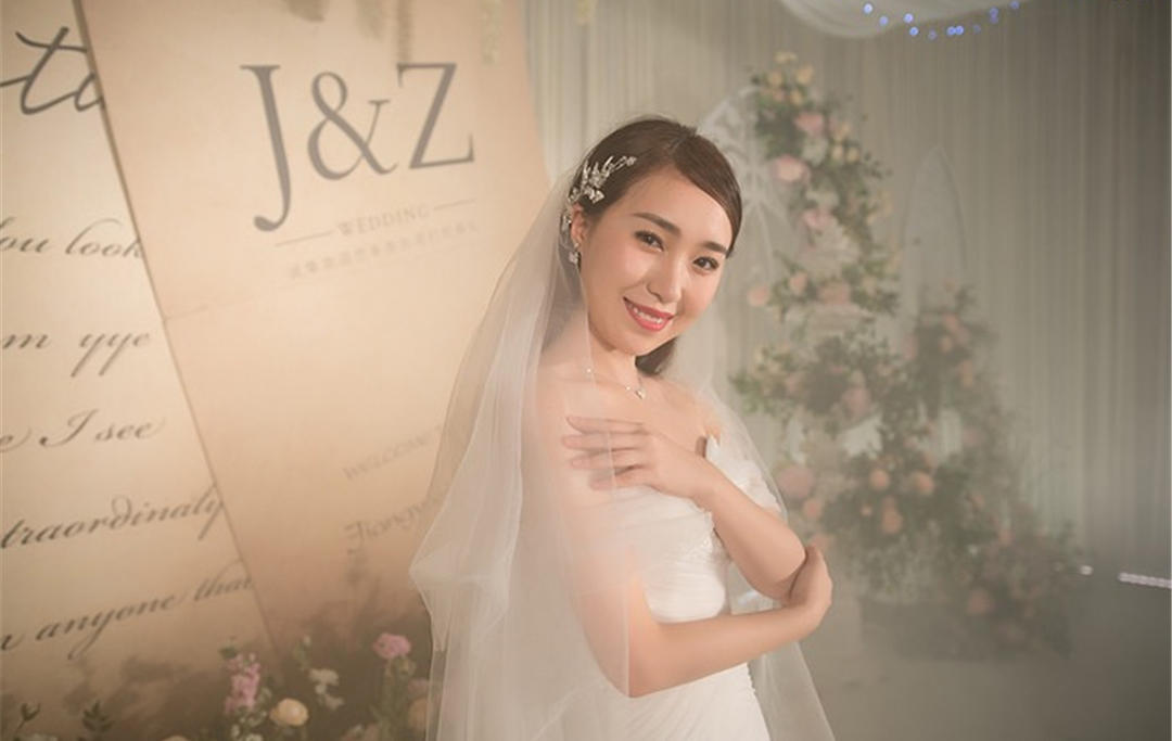 【超值租赁】轻奢齐地婚纱+龙凤褂+伴娘服