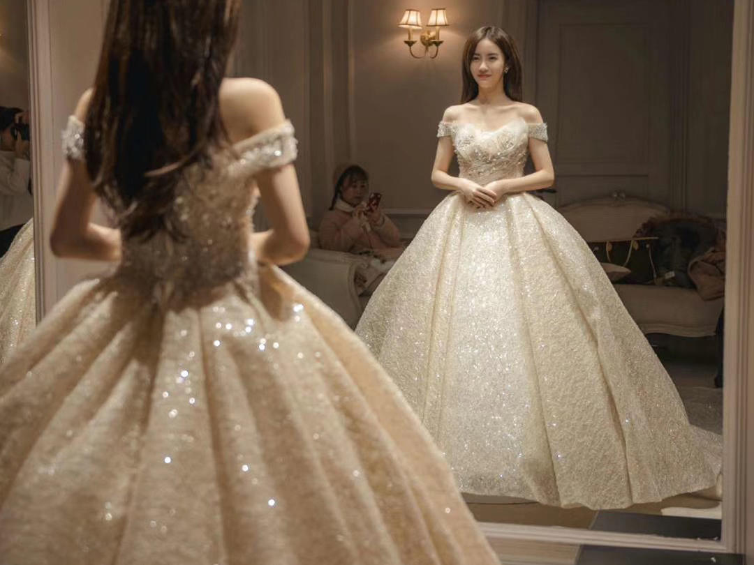 香槟金大拖尾，穿上它你就是最耀眼的女王