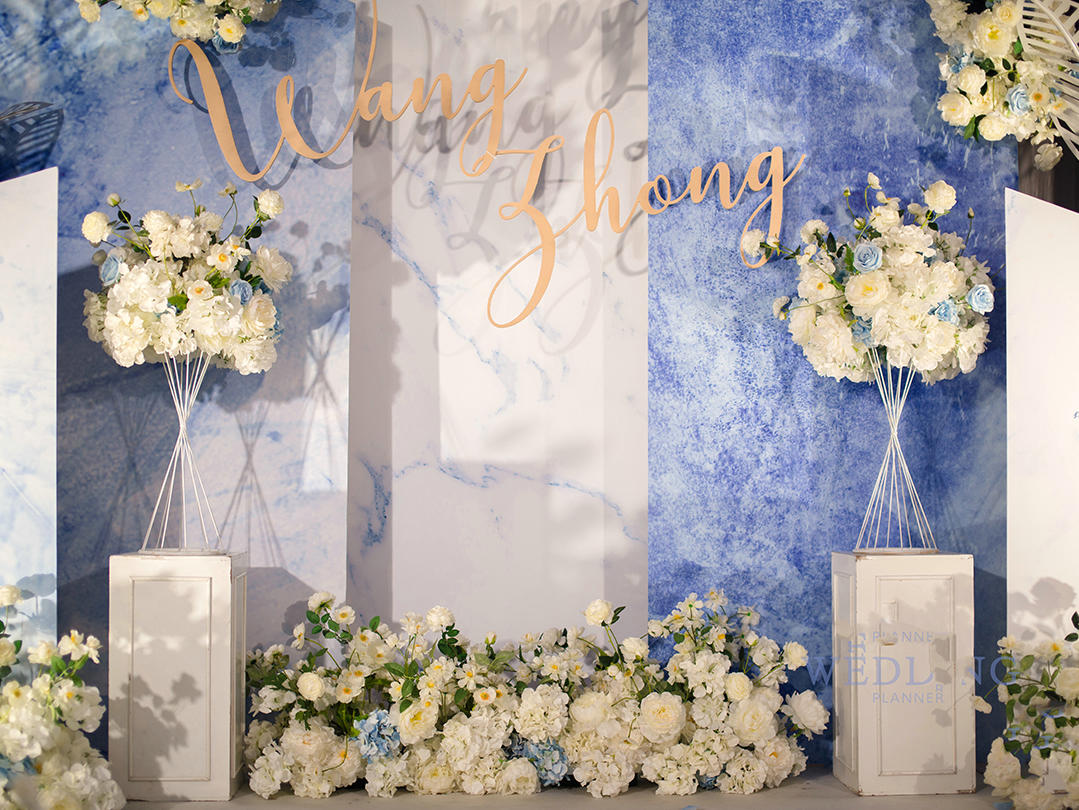 粉色纯白。梦中的眼眸