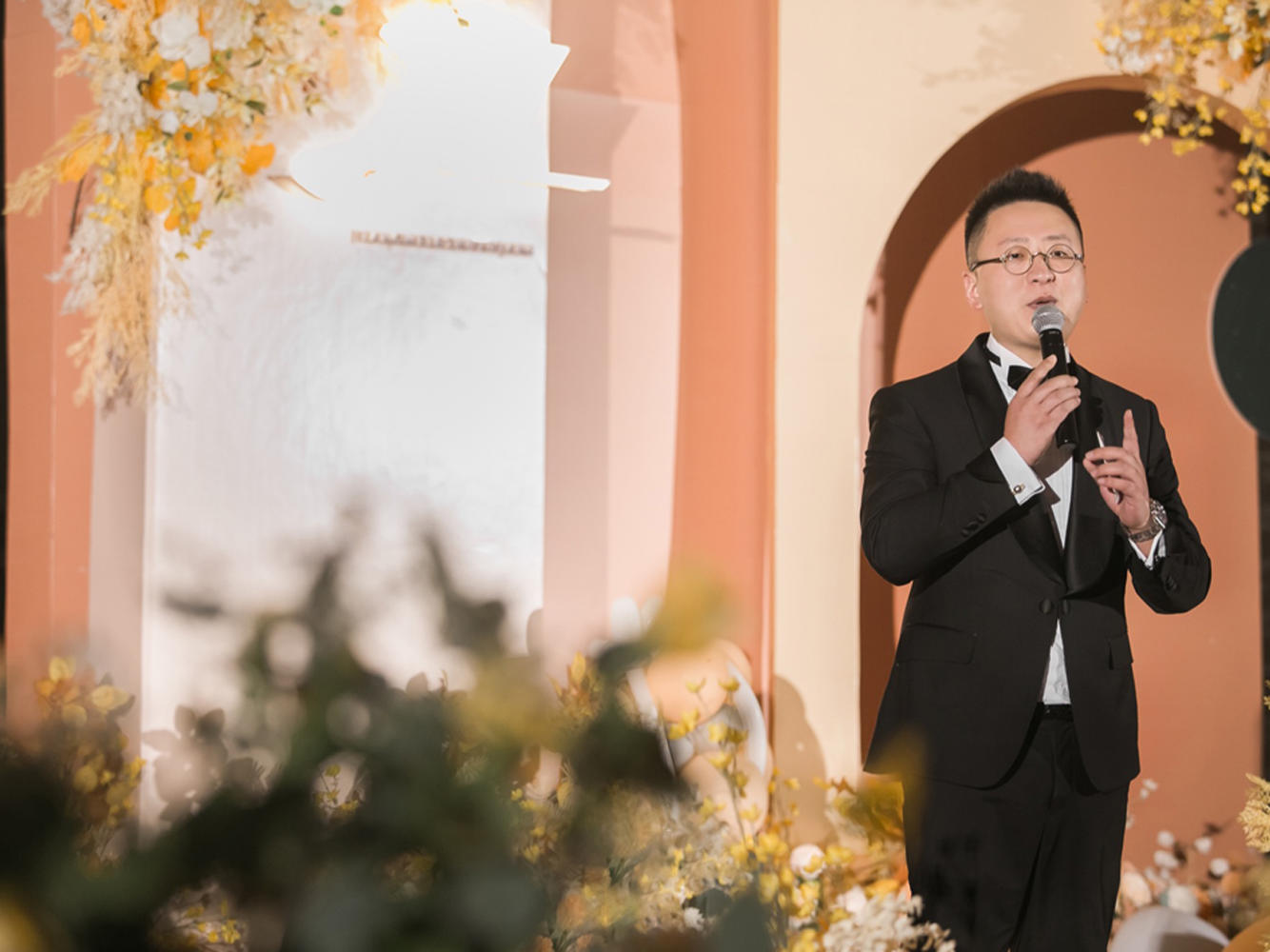 资深主持+音乐执行+督导+温情逗趣