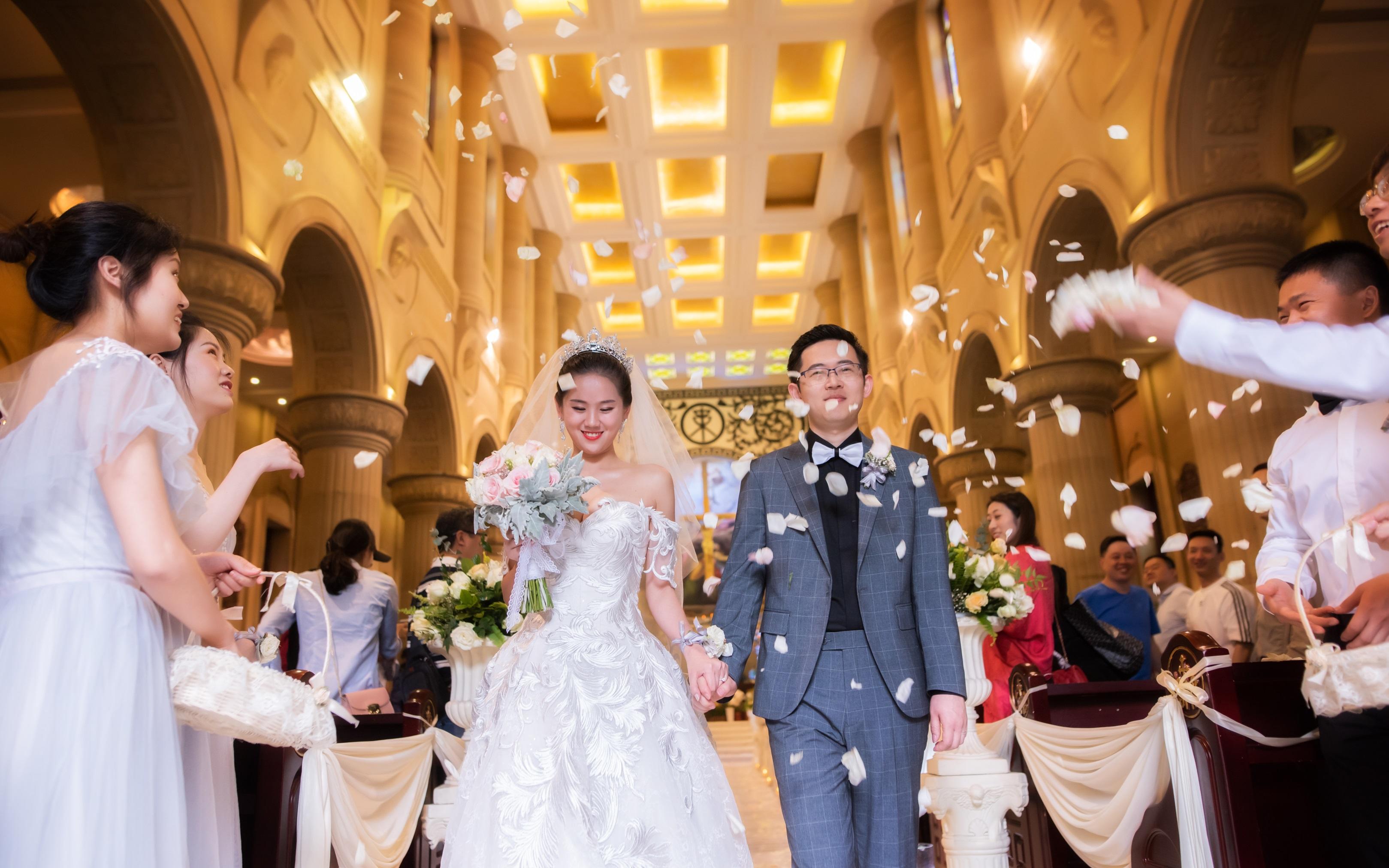 【卡弗丽婚纱礼服】多机位拍摄暖色系教堂婚礼