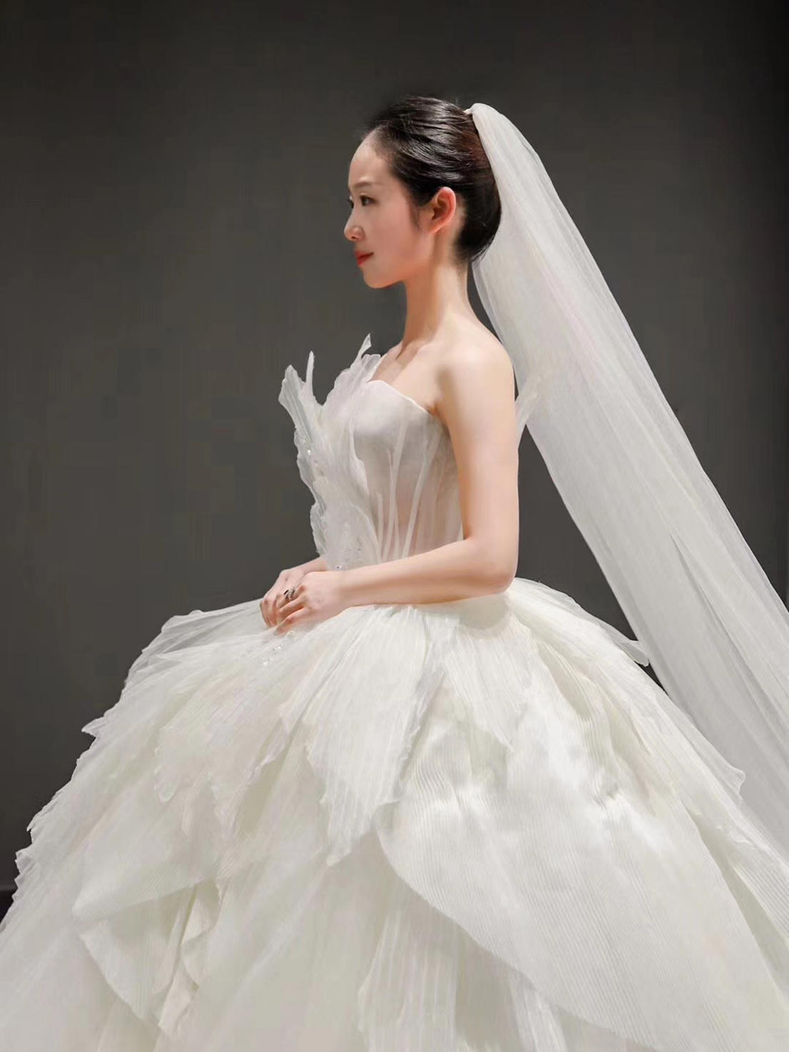 【女神臻选套餐】品牌婚纱12件套+新娘跟妆