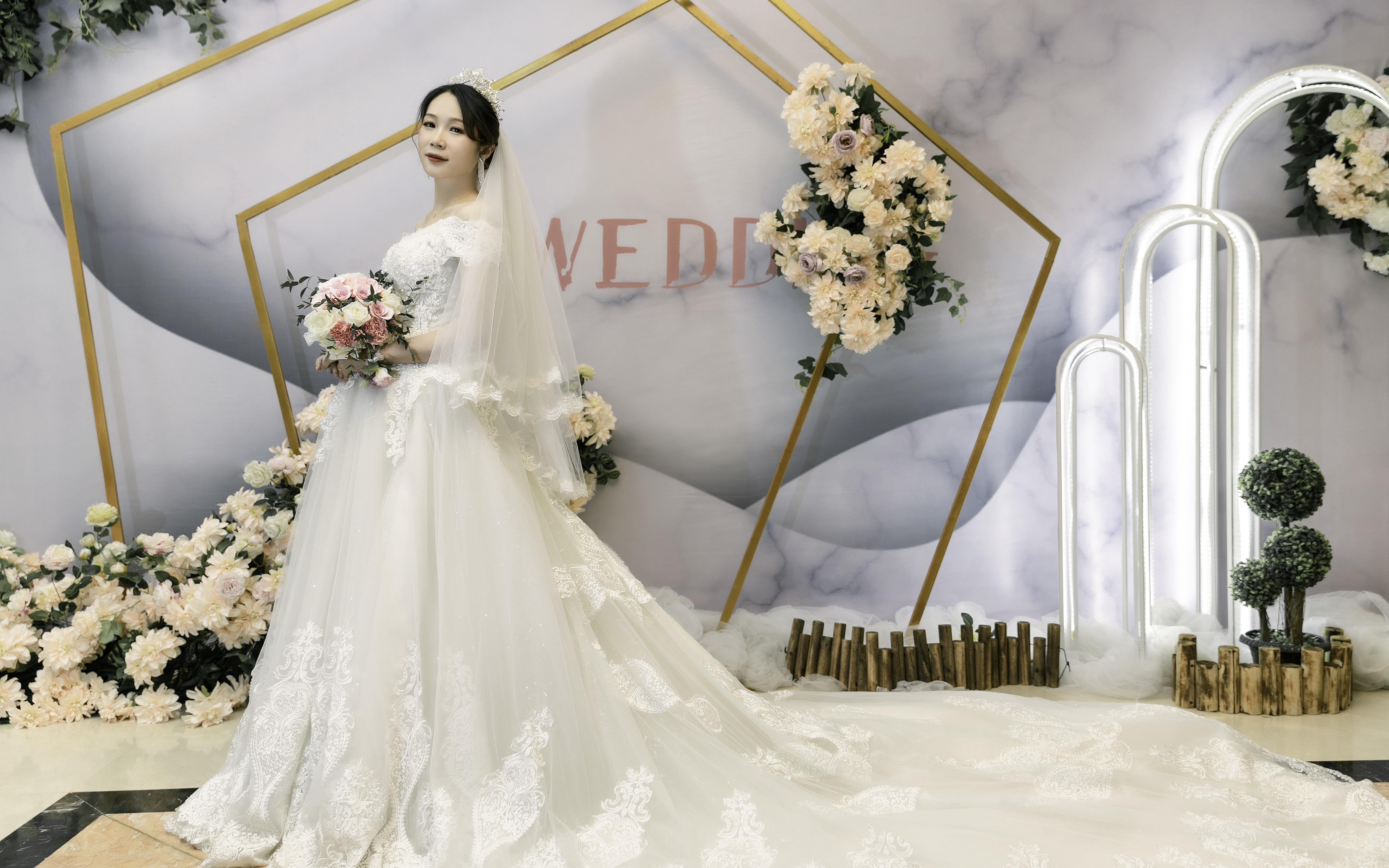 孕妈妈穿婚纱一样很美丽【一字肩拖尾纱】
