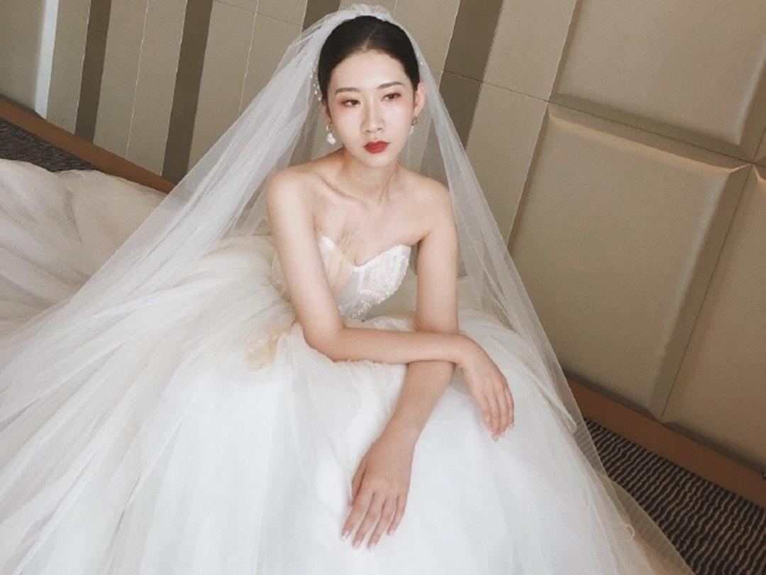 【超值体验】大牌经典婚纱3件套送4件伴娘服