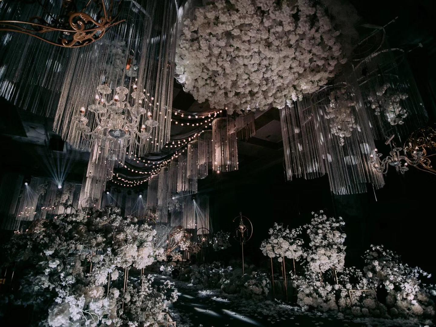 白金色系鲜花吊顶婚礼布置