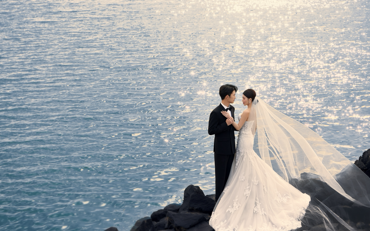 海邊礁石魚尾婚紗照