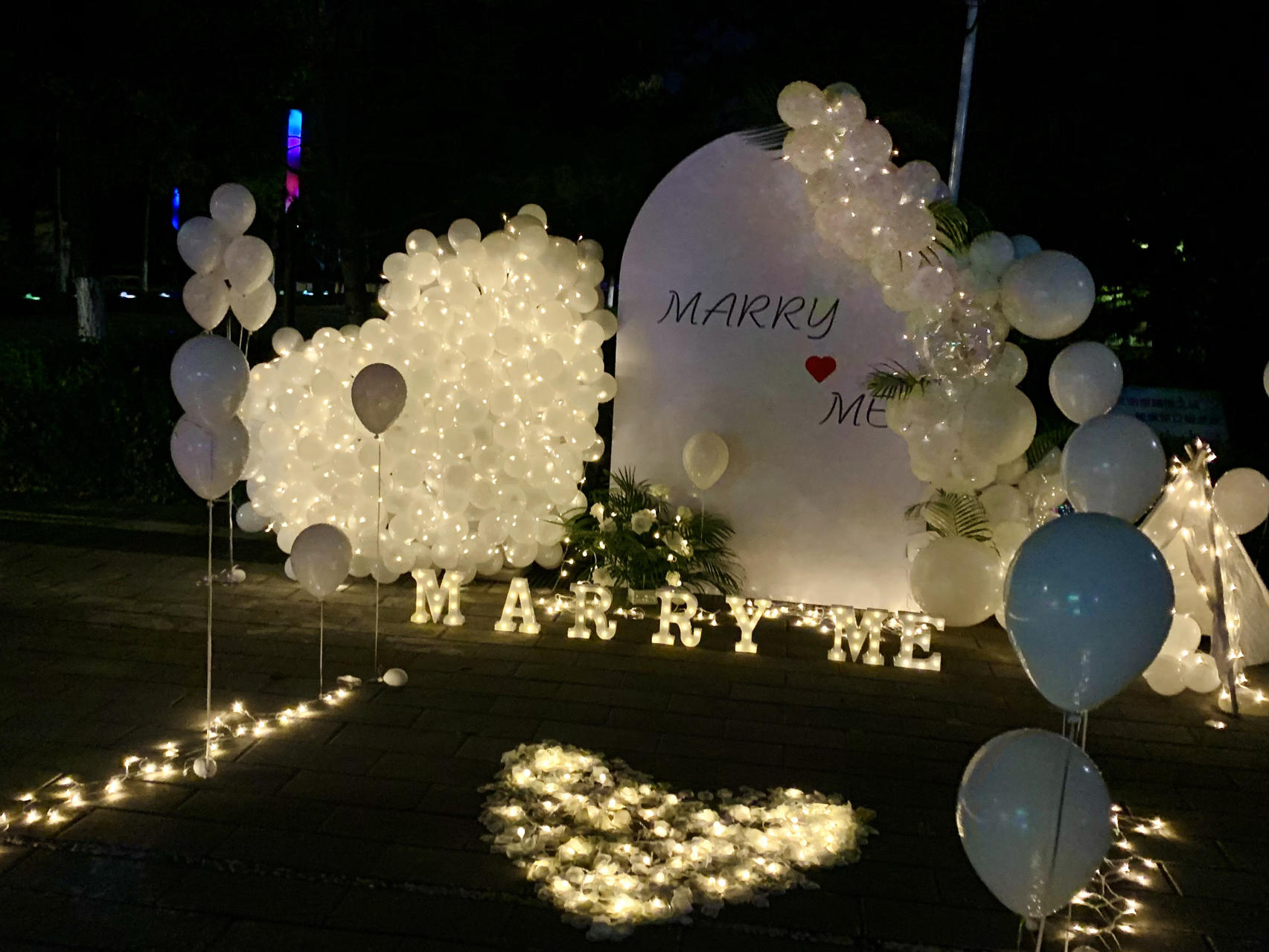 优比婚礼|白色简约求婚布置套餐送鲜花一束