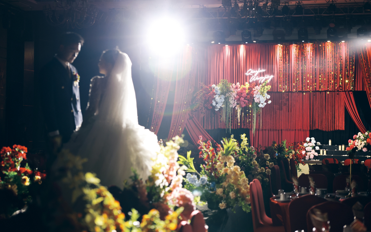 红布幔与垂线帘的和谐组合