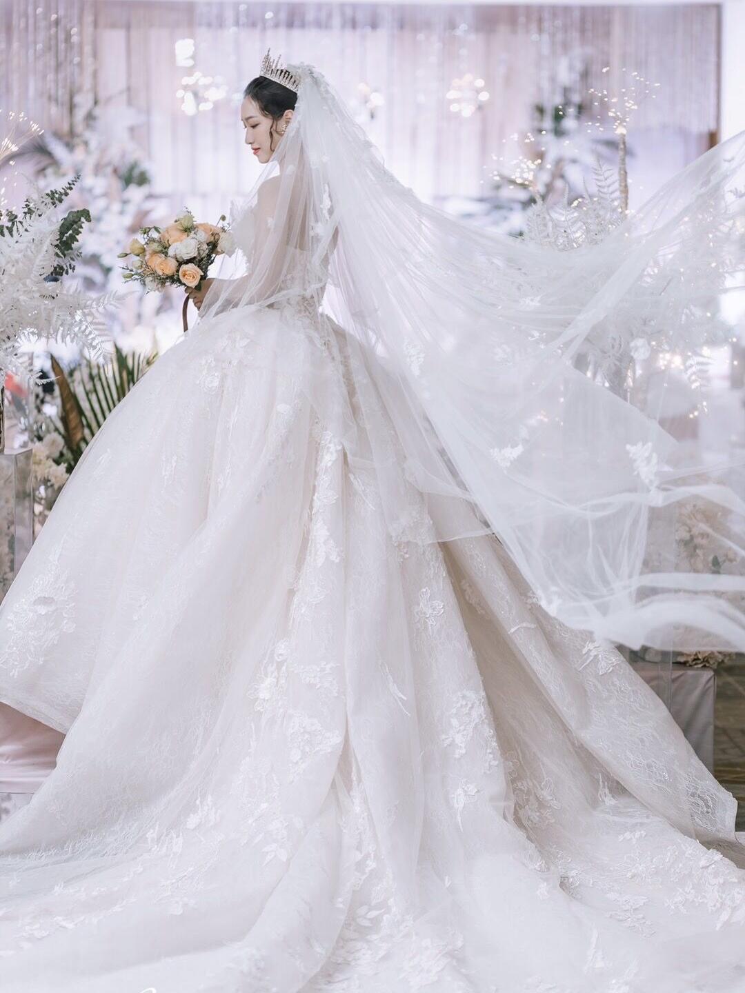 出门纱（秀禾服）+主婚纱+礼服+6件伴娘服免租金