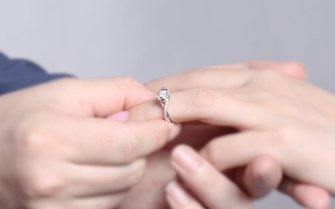 乐维斯SweetHeart心形显钻求婚结婚钻戒