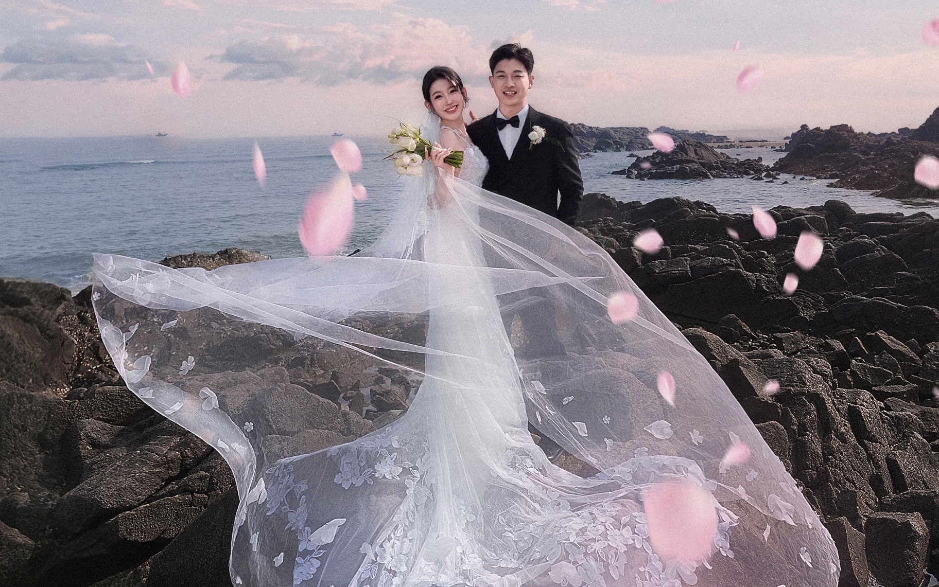 青島礁石婚紗照｜花瓣飄來(lái)的方向是幸福
