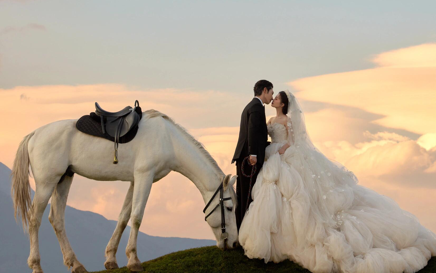 落日沉溺于橘色的海，晚风沦陷于赤诚的爱