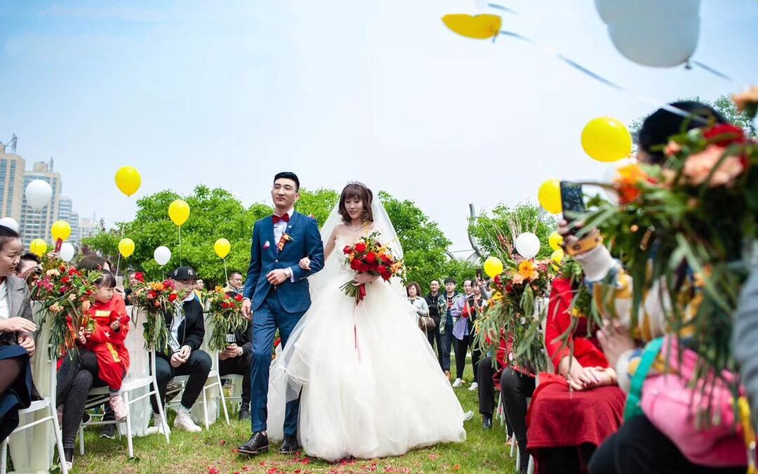 木槿婚纱礼服馆 丹尼斯高定轻盈活泼户外吊带蓬蓬纱