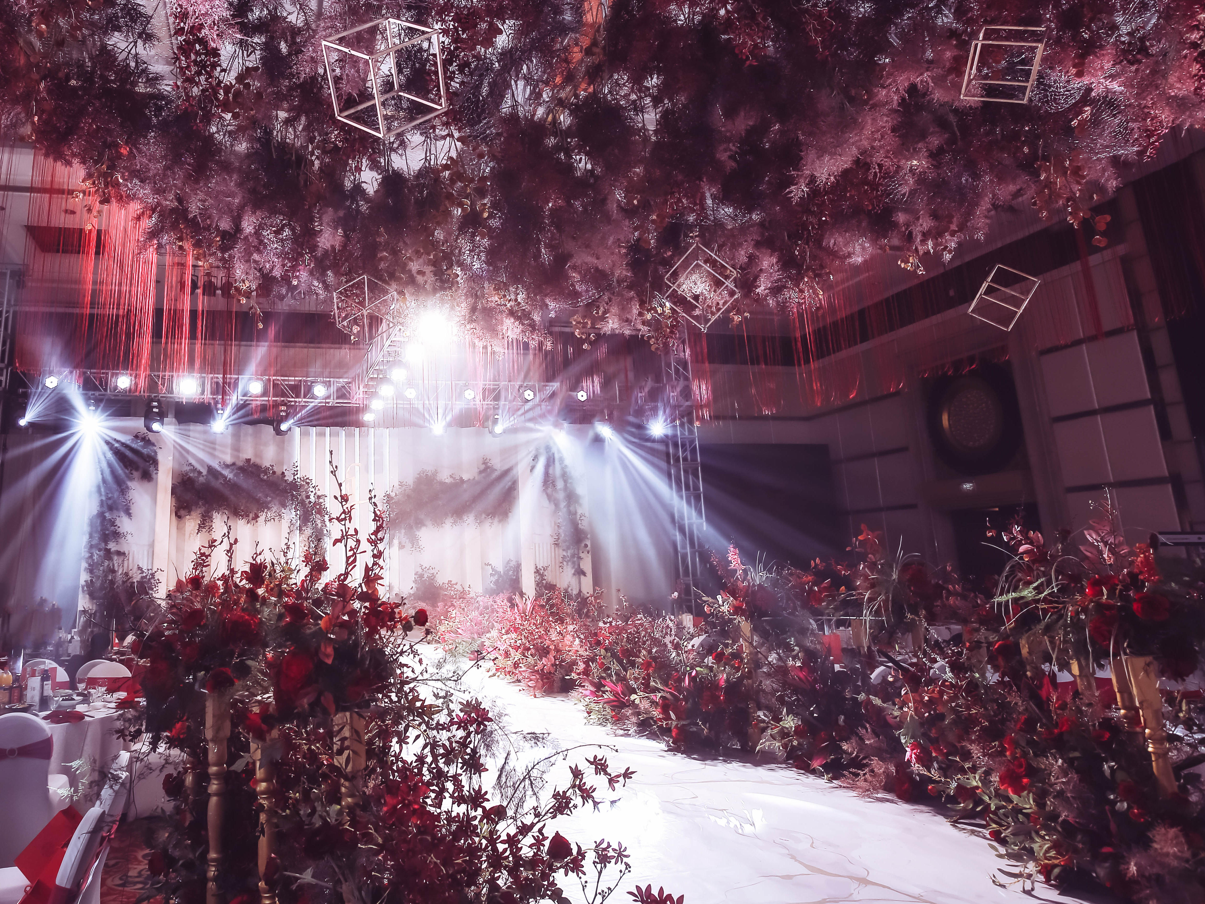 红白色特色元素唯美婚礼推荐