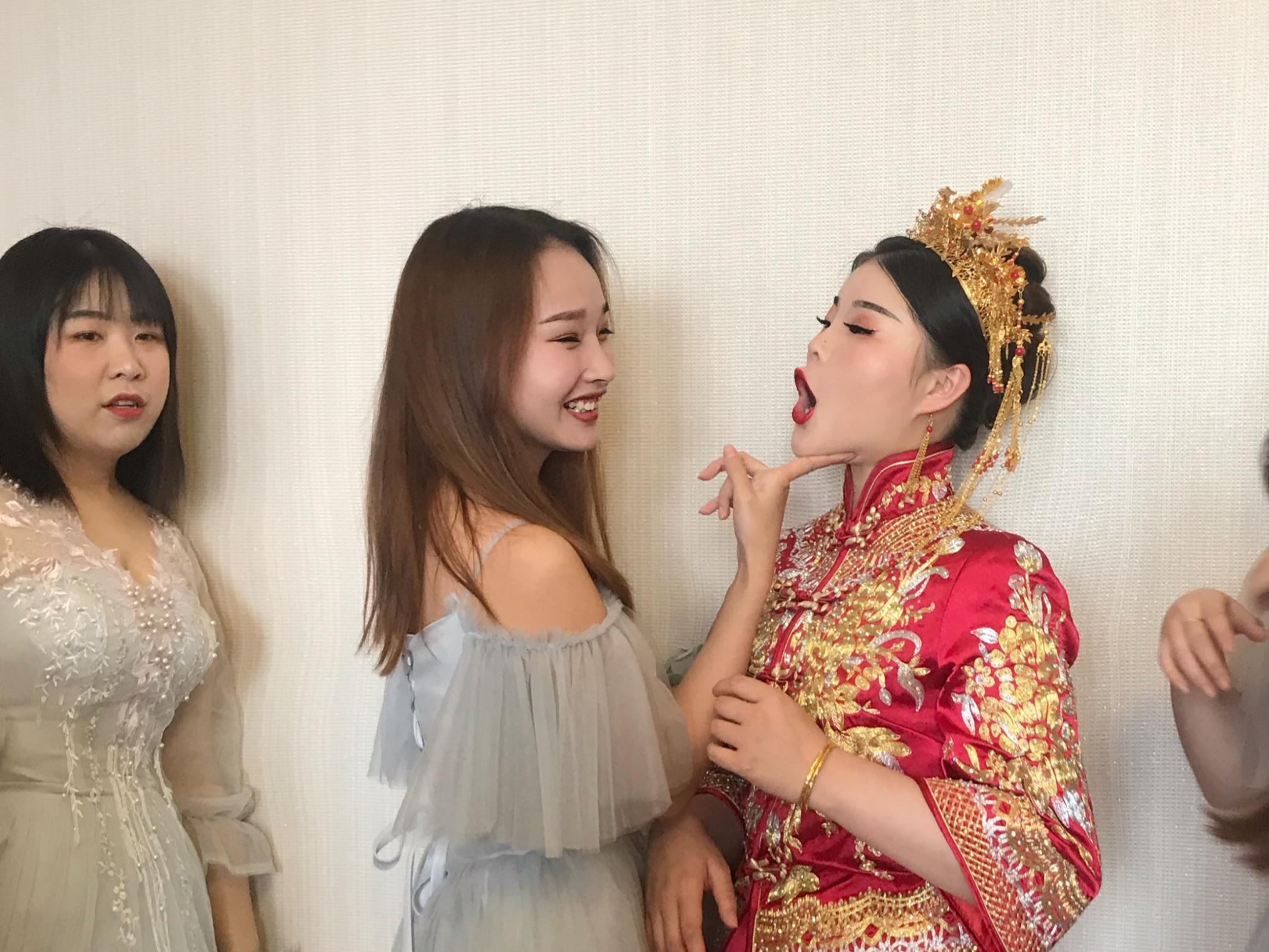 中式大气长拖尾秀禾龙凤褂，中式婚礼布场专用新娘跟