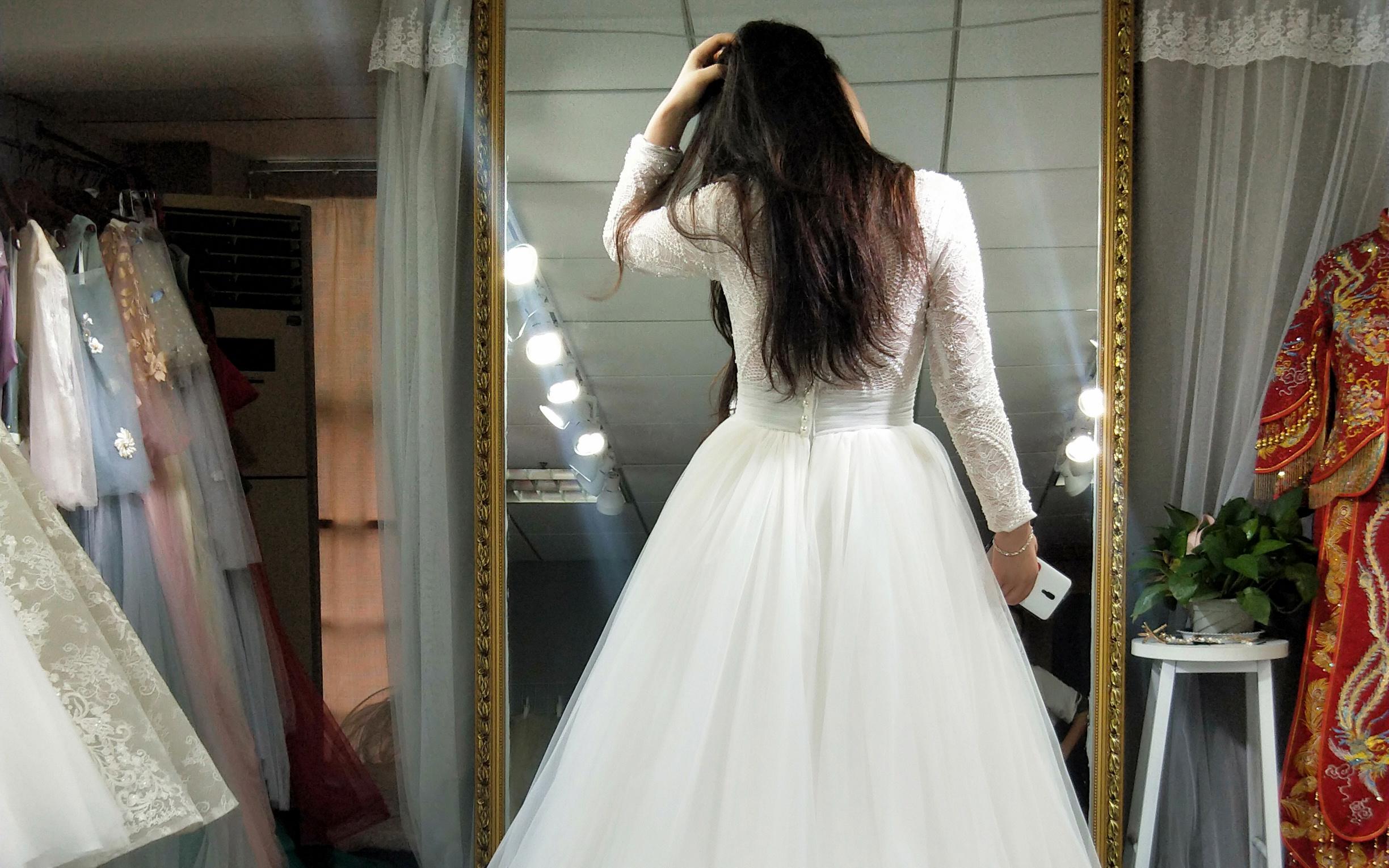 试纱顾客 莞尔间 温柔尽显