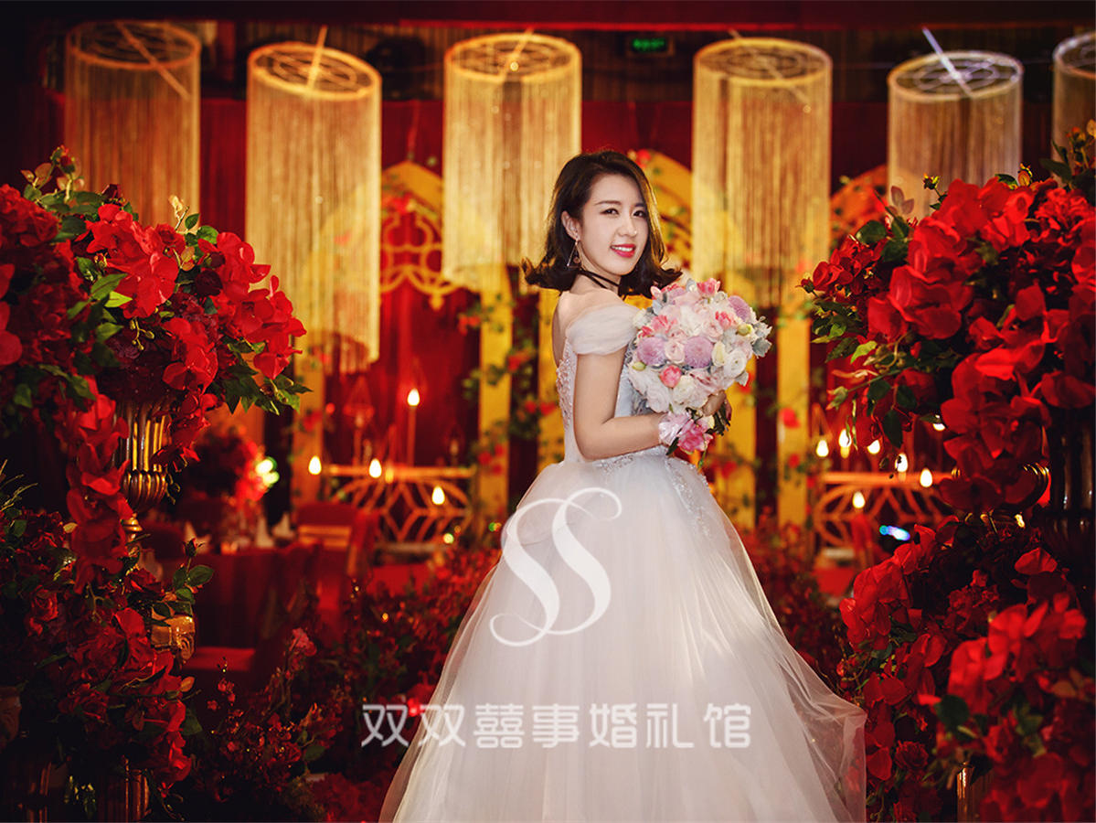 成都婚礼策划双双囍事婚礼馆室内红金色奢华大气城堡