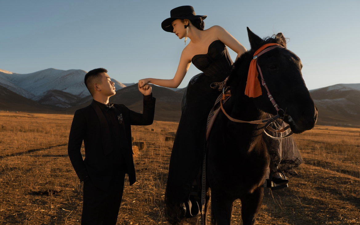 黑系婚纱+气场黑马颠覆传统婚纱照