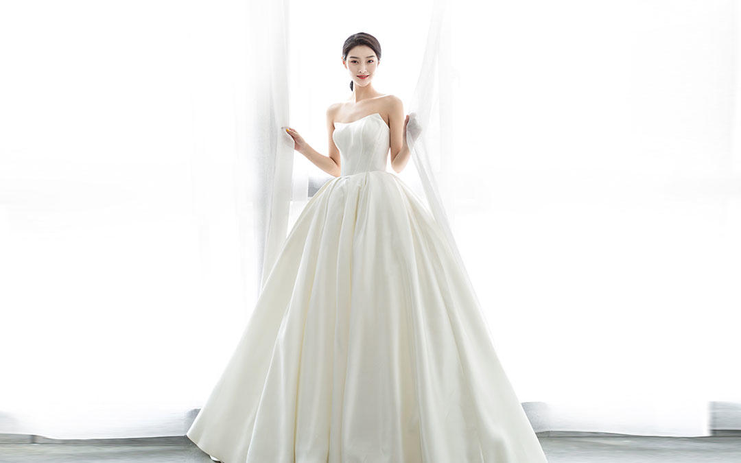 缎面婚纱真的越看越爱，️有同感吗？