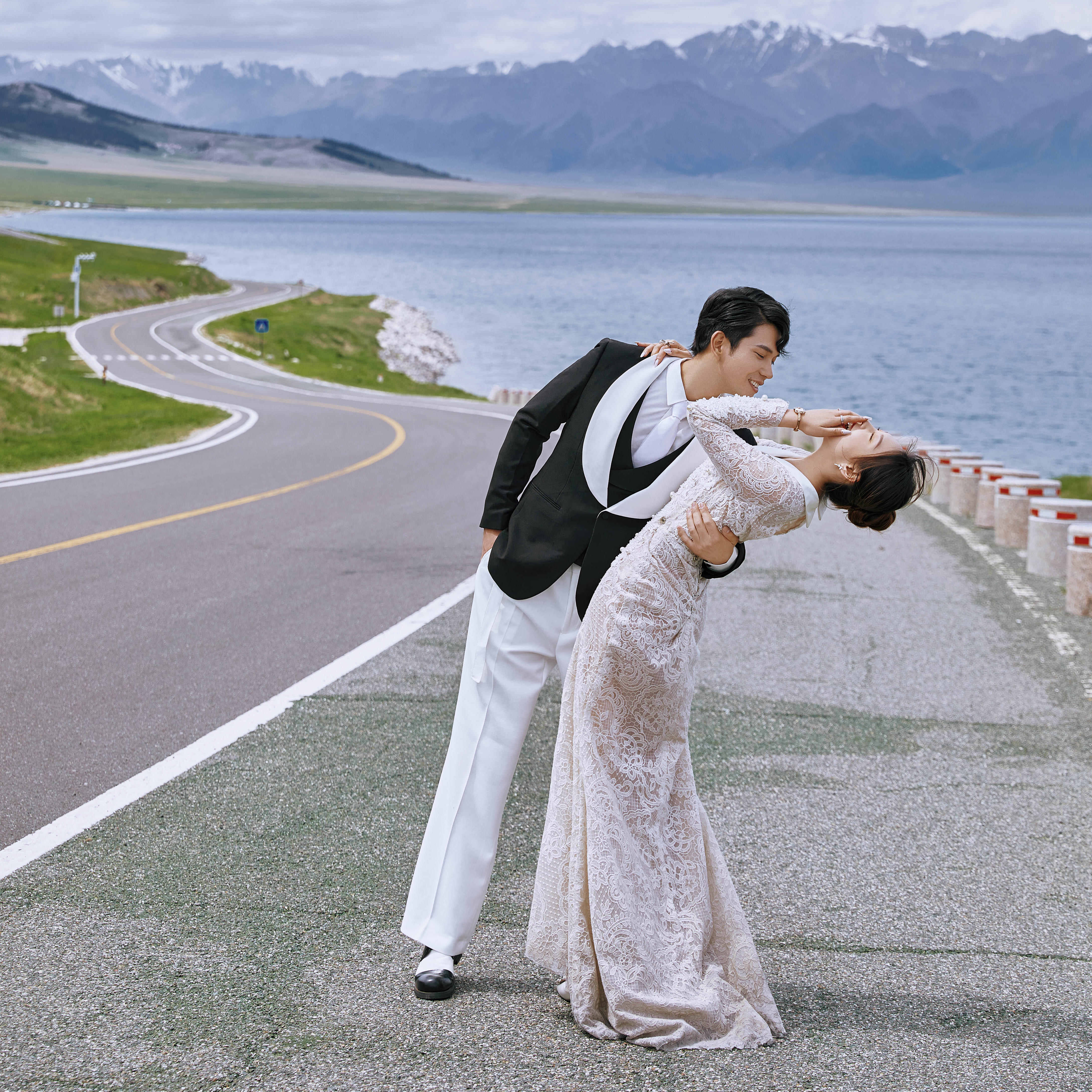 新疆伊犁旅拍婚纱照-赛里木湖