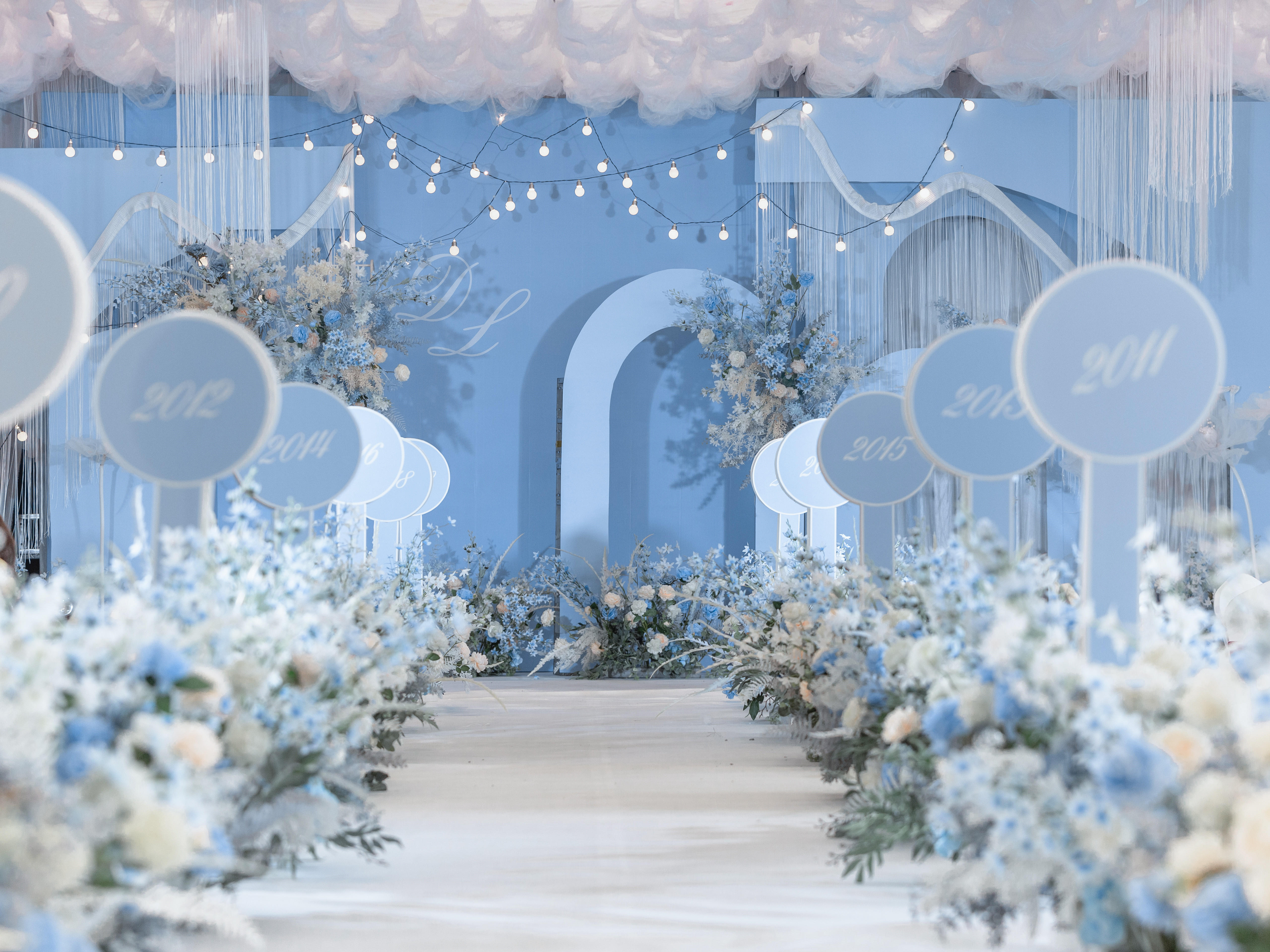 喜壳婚礼莫兰迪蓝色清新小预算吊顶婚礼布置婚庆策划