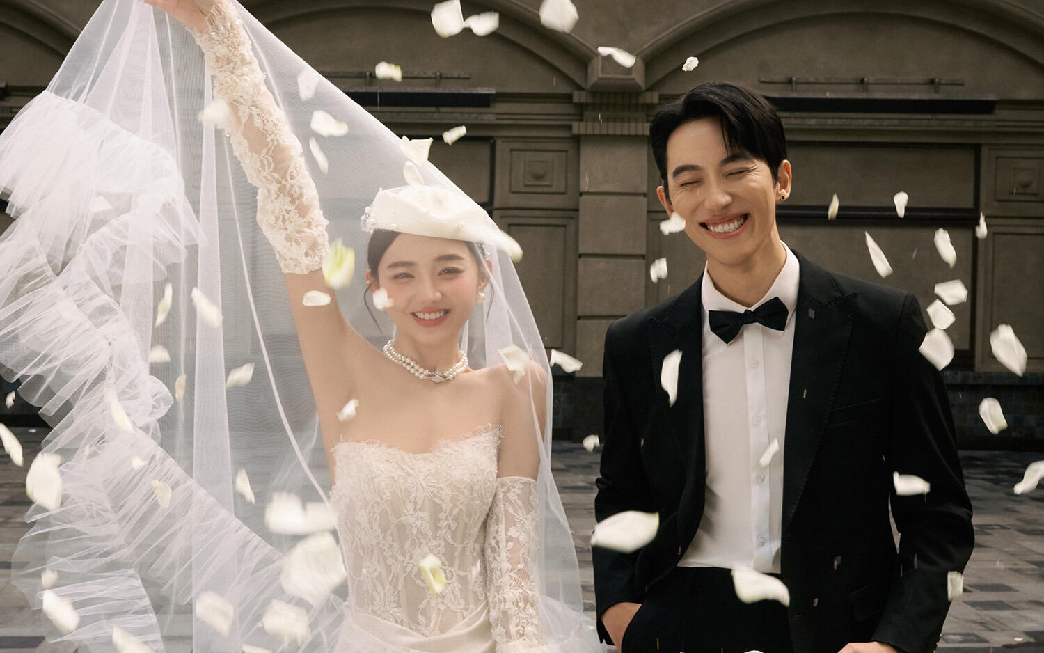 新人必拍｜老钱风街拍婚纱照强得可怕