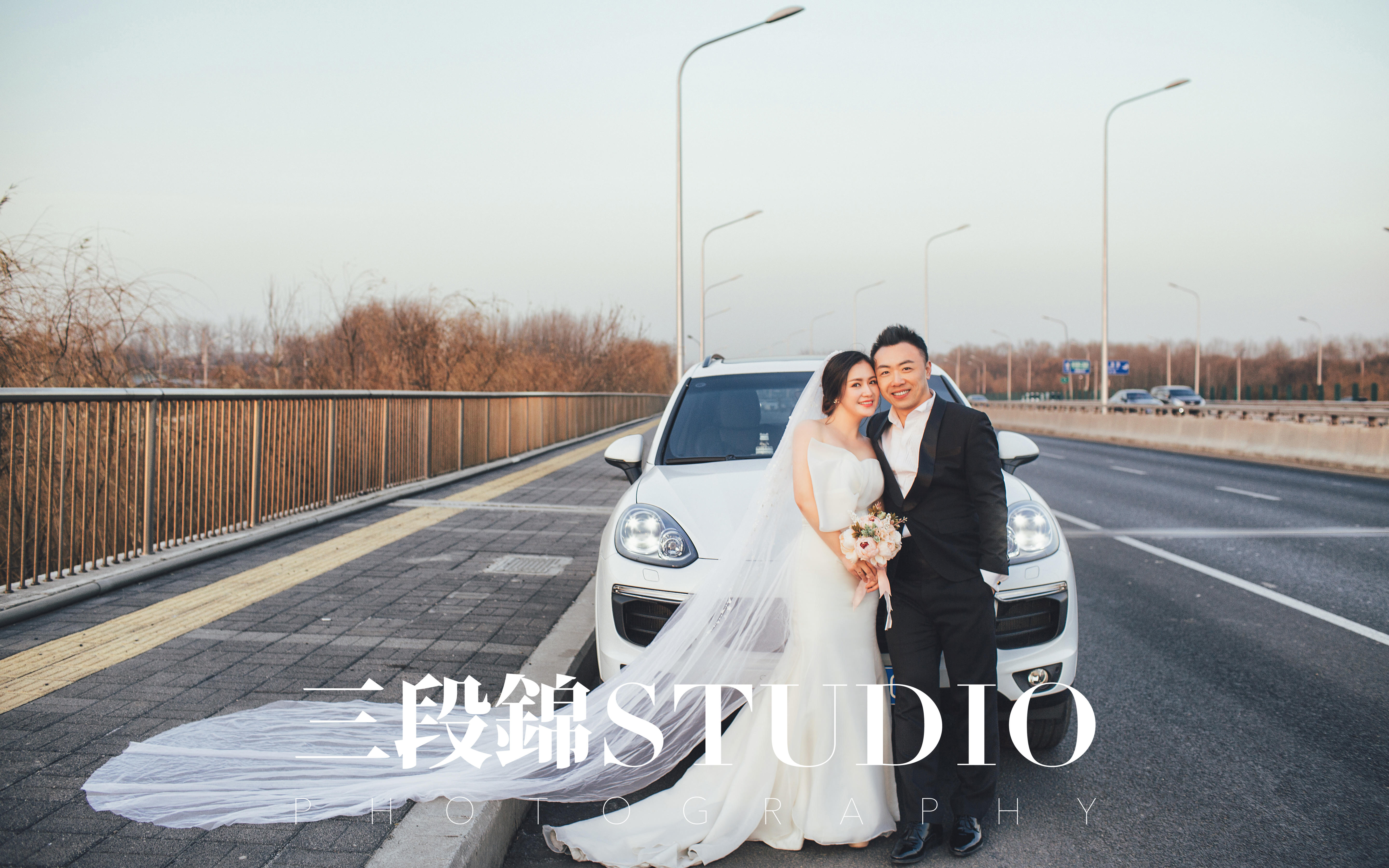 罗钎予女生和耿哲先生在马路上即兴街拍