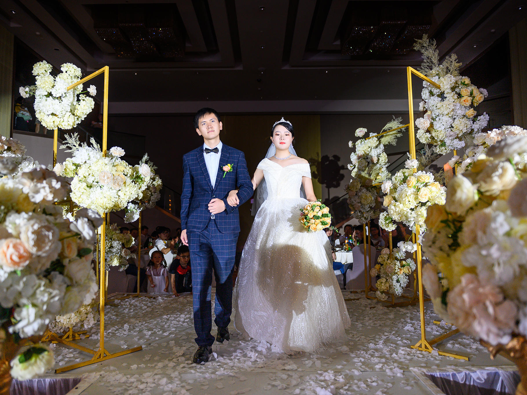 【结婚拍照】资深摄影全程跟拍，精修40张
